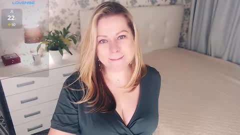 Snapshot of helenbonham chatting on February 1, 6:43 am Helena Bonham online show from February 1, 6:43 am