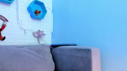 Snapshot of helenn_monroy1 chatting on December 11, 2:44 pm online show from December 11, 2:44 pm