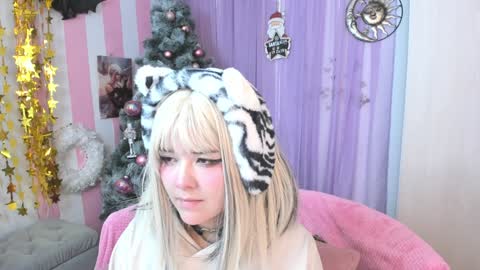 Snapshot of hell_fairy chatting on December 11, 5:10 am Laura online show from December 11, 5:10 am