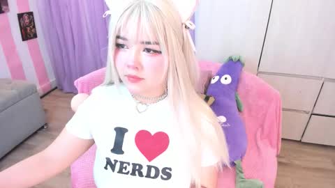 Snapshot of hell_fairy chatting on October 4, 5:27 am Laura online show from October 4, 5:27 am