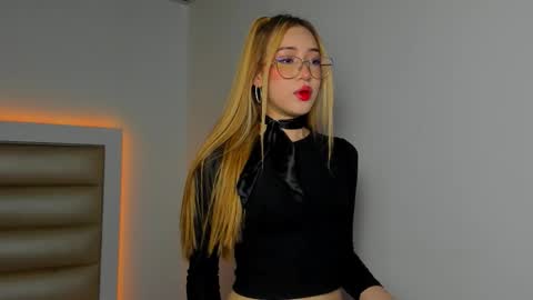 Snapshot of hellen__smith_ chatting on January 17, 7:28 pm hellen__smith_ online show from January 17, 7:28 pm