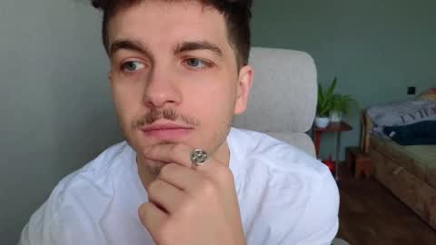 Snapshot of hellish_sugar chatting on December 5, 11:19 am Remy online show from December 5, 11:19 am