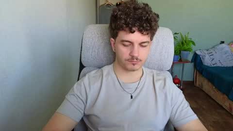 Snapshot of hellish_sugar chatting on April 28, 7:02 am Remy online show from April 28, 7:02 am