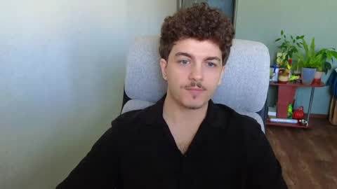 Snapshot of hellish_sugar chatting on May 7, 6:19 am Remy online show from May 7, 6:19 am