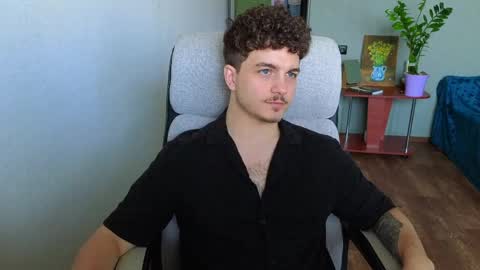 Snapshot of hellish_sugar chatting on June 5, 6:52 am Remy online show from June 5, 6:52 am