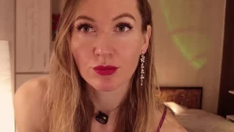 Snapshot of hello_lisha chatting on July 6, 9:17 am Alisia Monday to Friday from 10 am to 4 pm GMT 2 online show from July 6, 9:17 am