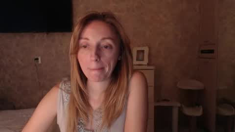 Snapshot of hellokittykaty chatting on December 1, 6:18 am Victory online show from December 1, 6:18 am