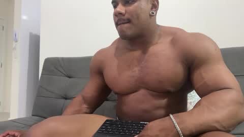 Snapshot of henrimusclee chatting on January 14, 12:11 am Henri online show from January 14, 12:11 am