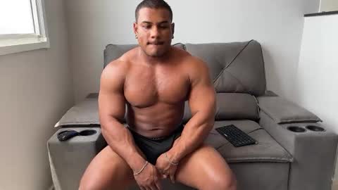 Snapshot of henrimusclee chatting on February 18, 3:32 pm Henri online show from February 18, 3:32 pm