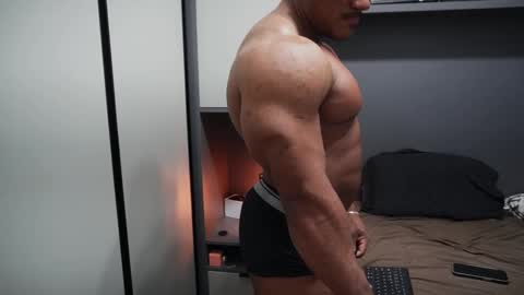 Snapshot of henrimusclee chatting on October 4, 10:08 pm Henri online show from October 4, 10:08 pm