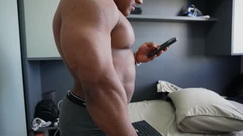 Snapshot of henrimusclee chatting on November 25, 7:03 pm Henri online show from November 25, 7:03 pm