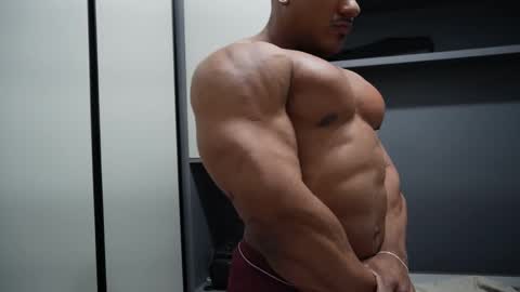 Snapshot of henrimusclee chatting on November 27, 12:13 am Henri online show from November 27, 12:13 am