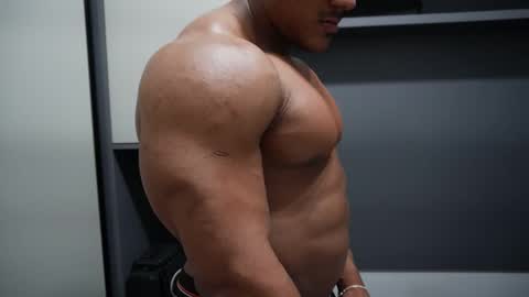 Snapshot of henrimusclee chatting on December 2, 12:05 am Henri online show from December 2, 12:05 am