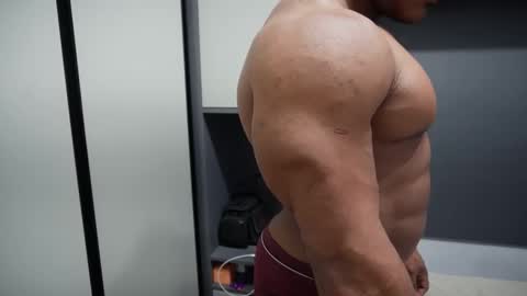 Snapshot of henrimusclee chatting on December 3, 9:35 pm Henri online show from December 3, 9:35 pm