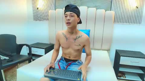 Snapshot of henry_green2 chatting on February 25, 9:13 pm Henry online show from February 25, 9:13 pm