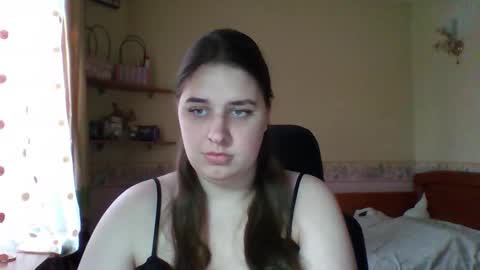 Snapshot of hess_luna_ chatting on February 12, 10:10 am hess_luna_ online show from February 12, 10:10 am