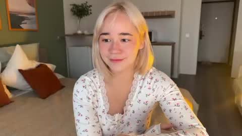 Snapshot of hey__lucy chatting on June 26, 6:34 pm Lucy Nip slip shady online show from June 26, 6:34 pm
