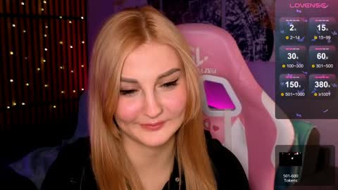 Snapshot of hey_cassie chatting on April 9, 3:06 pm hey_cassie online show from April 9, 3:06 pm