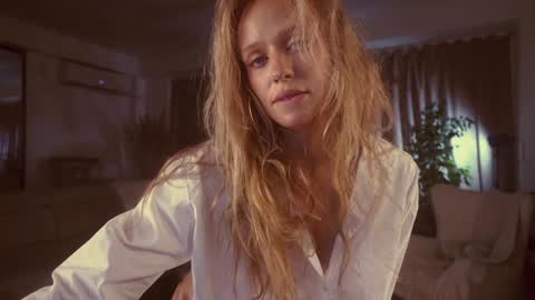 Snapshot of heybanan chatting on December 5, 6:00 pm Alina online show from December 5, 6:00 pm