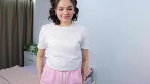 Snapshot of heyim_laura chatting on November 4, 7:51 am Laura online show from November 4, 7:51 am