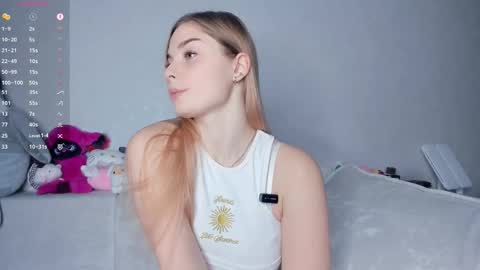 Snapshot of hidden_charm chatting on February 24, 1:31 pm Elizabeth online show from February 24, 1:31 pm