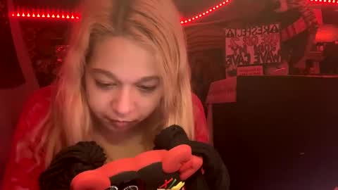 Snapshot of highnesscanna chatting on December 19, 9:29 am HiGHNESS CANNA online show from December 19, 9:29 am