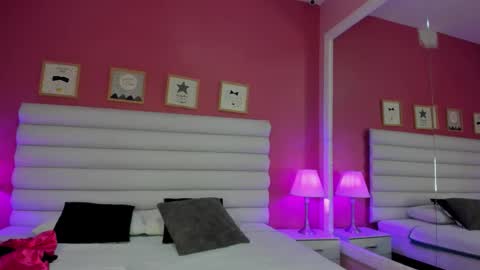 hilary_tailor online show from November 20, 11:10 am