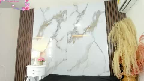 Hilary Thomsom online show from January 8, 1:02 pm