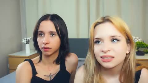 Snapshot of hildredmeiste chatting on February 10, 9:08 pm bella online show from February 10, 9:08 pm