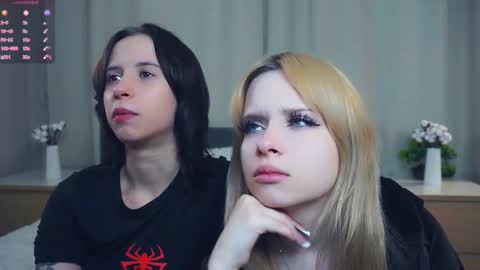 Snapshot of hildredmeiste chatting on February 15, 8:27 pm bella online show from February 15, 8:27 pm