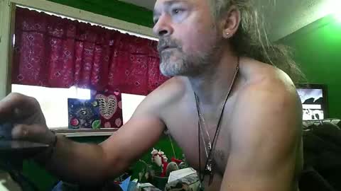 Snapshot of hippiedad333 chatting on February 21, 2:40 pm hippiedad333 online show from February 21, 2:40 pm