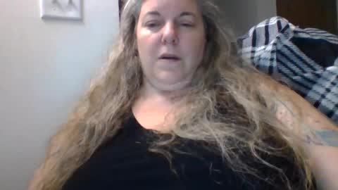 hippysnewhere online show from June 4, 3:29 pm