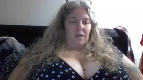 hippysnewhere online show from July 12, 5:31 am
