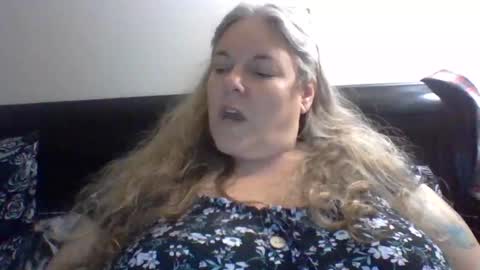 hippysnewhere online show from July 14, 9:03 am