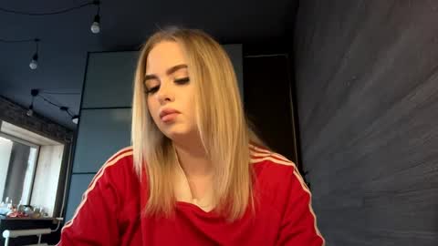 Mia online show from April 18, 9:13 am