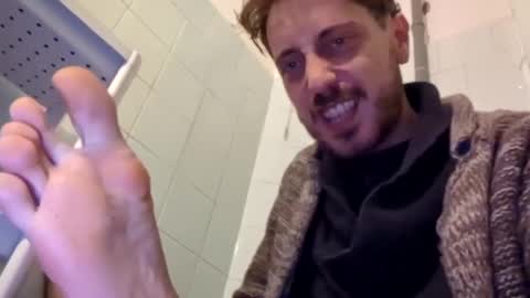 Snapshot of hitmenoww chatting on December 21, 9:36 pm hitmenoww online show from December 21, 9:36 pm