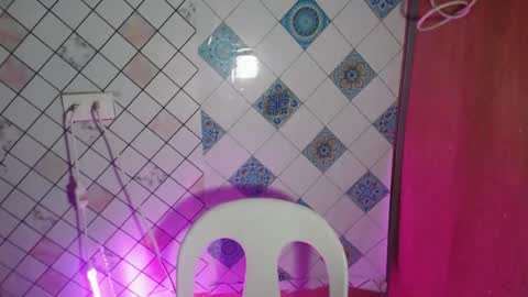 Snapshot of hoelylaylia chatting on February 19, 11:12 pm Laylia3 online show from February 19, 11:12 pm