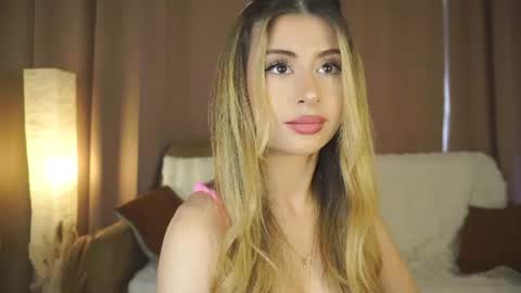 Snapshot of holayoula chatting on June 28, 8:42 am Moni Monica online show from June 28, 8:42 am