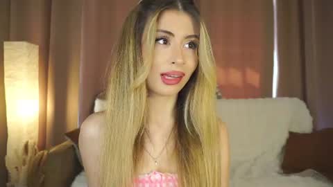 Snapshot of holayoula chatting on June 30, 8:04 am Moni Monica online show from June 30, 8:04 am