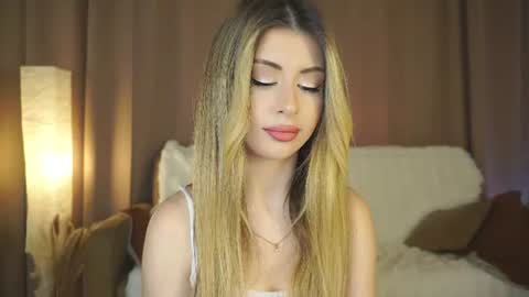 Snapshot of holayoula chatting on July 1, 8:05 am Moni Monica online show from July 1, 8:05 am