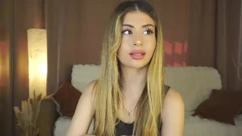 Snapshot of holayoula chatting on July 17, 8:10 am Moni Monica online show from July 17, 8:10 am