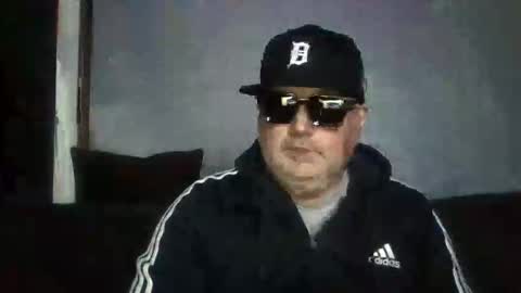 Snapshot of holden_minutz chatting on February 4, 8:42 am holden_minutz online show from February 4, 8:42 am