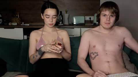 Snapshot of holdonbitch chatting on December 13, 11:32 pm Misha and Stacy online show from December 13, 11:32 pm