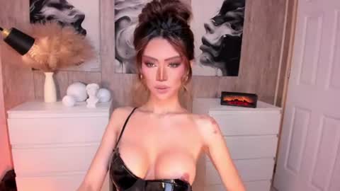 Snapshot of holee_laura chatting on June 27, 11:15 am Ms. Laura online show from June 27, 11:15 am