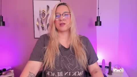 Hollie online show from October 17, 11:57 am