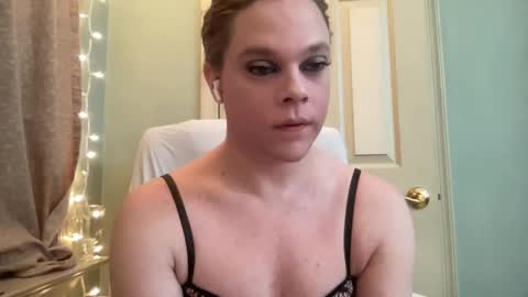 Snapshot of holly23hopefull chatting on January 1, 12:11 am Hollys Drive threw Side Of CB. online show from January 1, 12:11 am