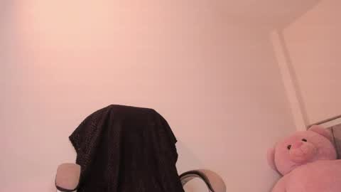 holly_16 online show from May 5, 11:24 pm