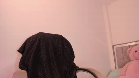 holly_16 online show from May 12, 11:13 pm