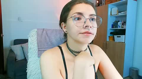 Holly and Honey online show from April 7, 10:31 pm