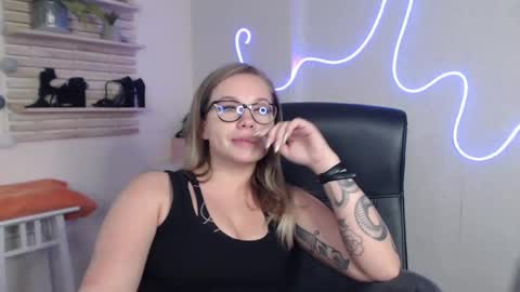 Holly online show from December 5, 9:39 am